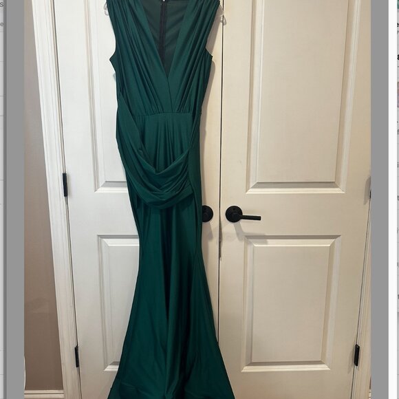Body Contouring Emerald Gown - Picture 4 of 6